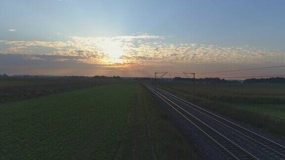 夕阳下的铁轨