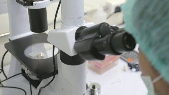在实验室里观察显微镜的研究人员概念科学与技术