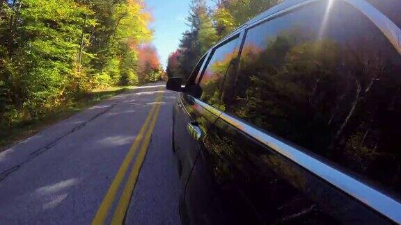 HYPERLAPSE:一辆越野车在秋高气爽的阳光下行驶在空旷的森林道路上