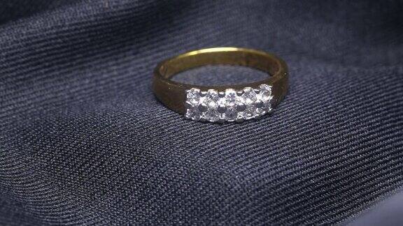 美丽闪亮的钻石金戒指