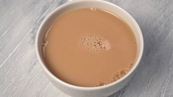 白杯加红茶和牛奶