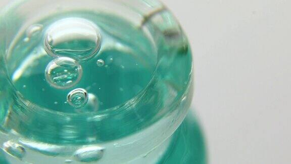 医用玻璃瓶中蓝色泡沫血清的特写