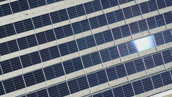 太阳照在太阳能板上的俯视图