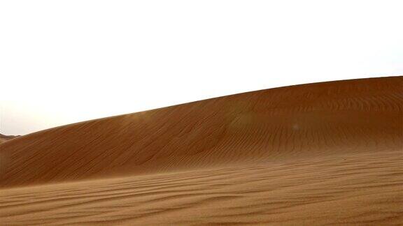 阿拉伯联合酋长国迪拜附近的阿拉伯沙漠中风景如画的沙丘