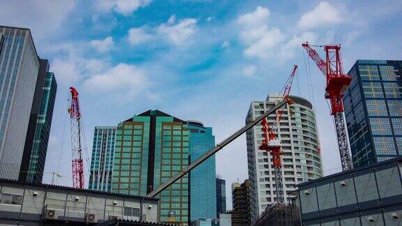 一个在新宿正在建设的吊车的延时宽镜头