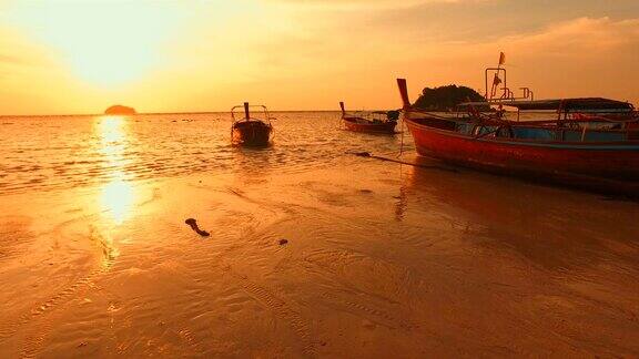 日出剪影的海滩和船