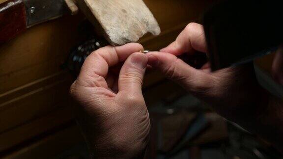 一个珠宝工匠的手在珠宝上工作珠宝戈德史密斯