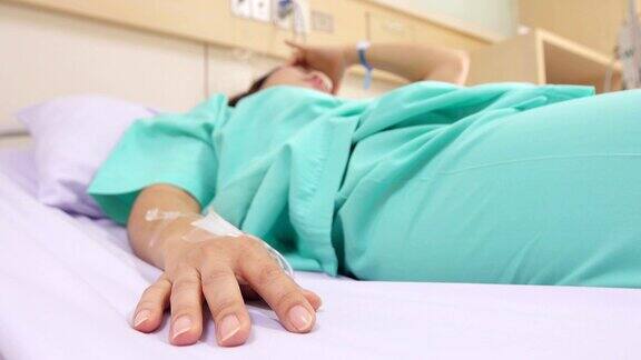 4K:亚洲女性患者在医院盐水中睡觉