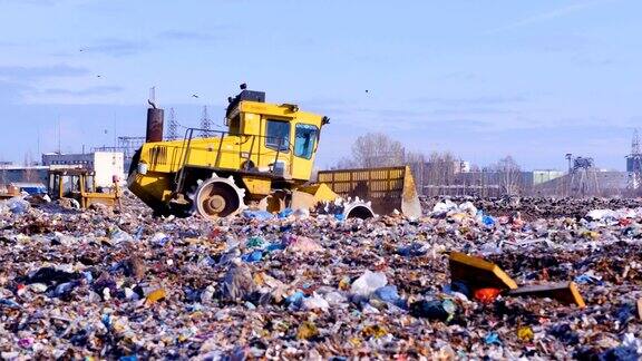 垃圾、垃圾、垃圾场、垃圾4K在垃圾填埋场工作的垃圾填埋场压实机