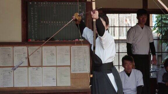 年轻的弓箭手练习日本弓道艺术
