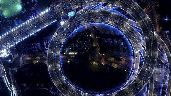 天桥和城市交通夜间无人机视角