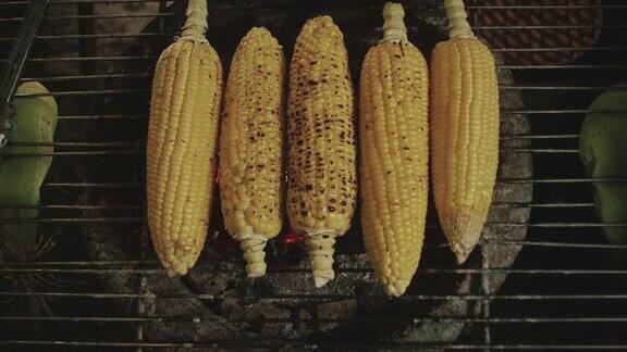 用火烤玉米