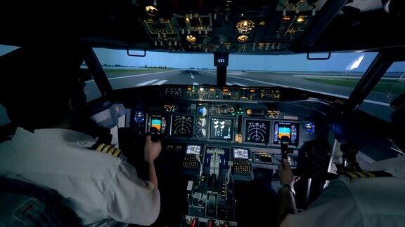 专业飞行员在飞行模拟器中起飞时给业余飞行员指示
