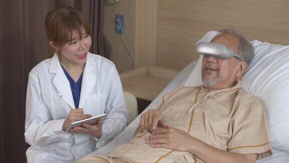 亚洲老年男性患者戴着VR耳机与医生讨论诊断