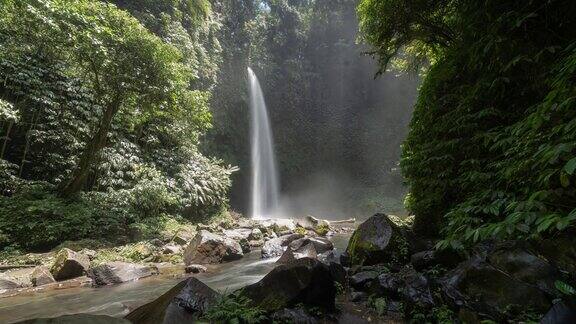 美丽的BaliNungnung瀑布河森林时间流逝