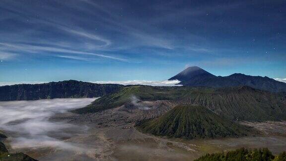 4K与Mts、溴、Semeru、Batok和Widodaren、印度尼西亚腾格尔卡尔德拉市的《移动之星夜景》拍摄