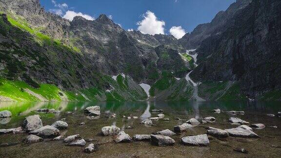 著名的山湖CzarnyStawpodRysami或黑池在夏天的Rysy湖美丽的天空阳光在塔特拉湖景观联合国教科文组织世界自然保护区网络塔特拉国家公园波兰
