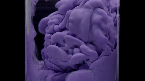 在试管中注入大量的紫色墨水并将其注满水