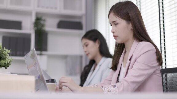两个亚洲女商人坐在办公室里工作团队合作将会取得成功使用数据技术是很好的商业计划喝咖啡能让你在工作日感到神清气爽