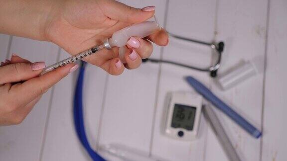 一个女人用注射器注射胰岛素的特写镜头治疗糖尿病