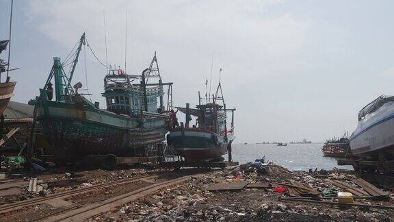 渔船从船厂驶出经过修理后返回大海