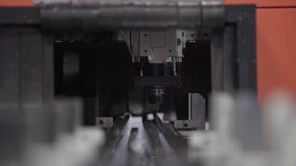 数控钻床加工铝型材重工业中的现代工具高精度铝零件制造室内过程自动化铁器自动化工作