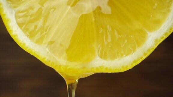 蜂蜜从柠檬片上滴下来