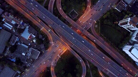 无限高速公路立交桥鸟瞰图繁忙的城市交通在夜间高速行驶