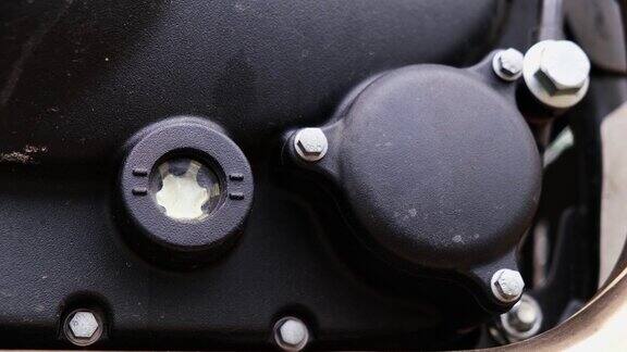 通过油位窗口看到带有摩托车发动机油的4k夹