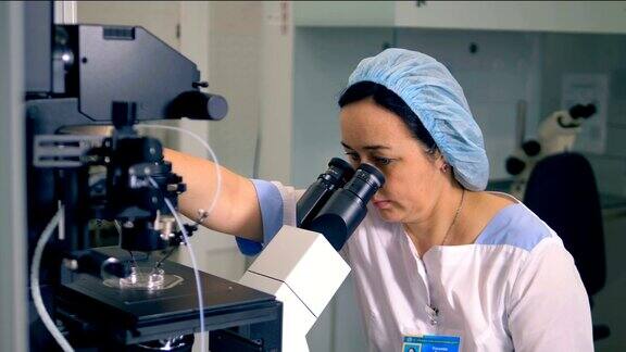一位女科学家正在通过显微镜观察病毒样本4k