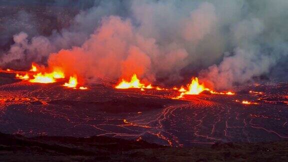 2023年9月夏威夷火山国家公园基拉韦厄火山喷发的第一个晚上在日落时分电影般的长镜头平移拍摄了基拉韦厄火山熔岩湖4KHDR30FPS
