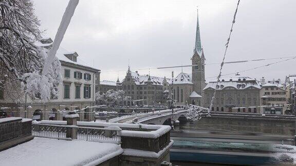 欧洲城市冬季的繁忙交通城市被新雪覆盖以弗拉姆蒙斯特教堂为背景的敏斯特桥