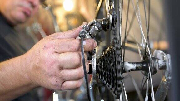 自行车修理工调整换挡机构