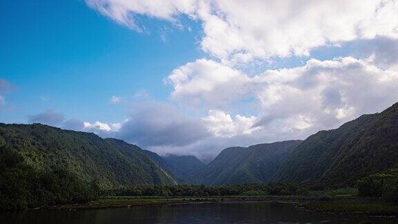 延时-全景鸟瞰图的山谷在太平洋
