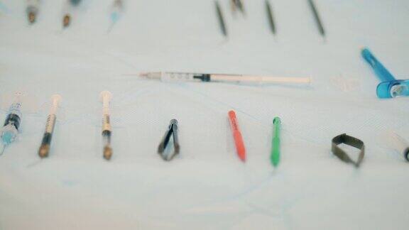 注射器和钳子放在手术台上