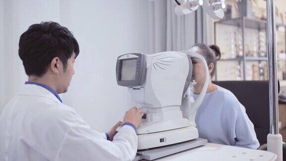 成熟女性与眼科医生测试