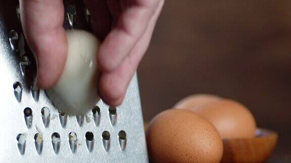 煮熟的鸡蛋擦在磨碎器上