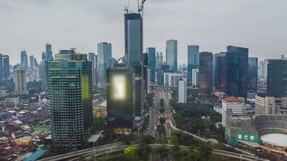 空中的超延时时间的推移繁忙的交通在现代城市中心与摩天大楼和高层建筑在雅加达印度尼西亚运动时间推移