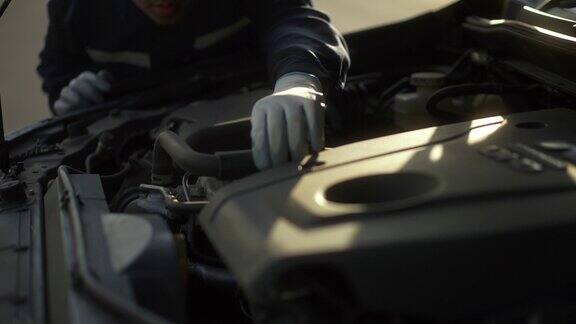 专业汽车修理工维修车辆机械师打开汽车的前部检查坏了的发动机检查列出的损坏情况修车外服