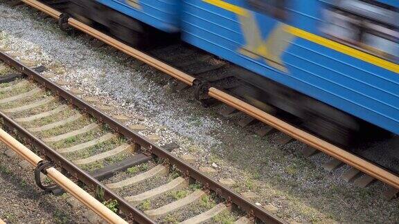 一辆蓝色的地铁车厢在4K的轨道上运行