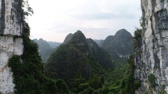 鸟瞰中国阳朔县美丽的石灰岩喀斯特山景山景俯视图