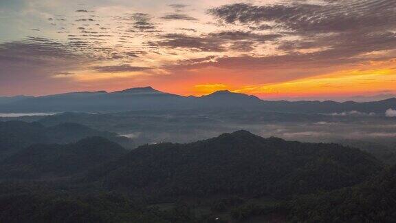 美丽的早晨景色金色的光线日出高山