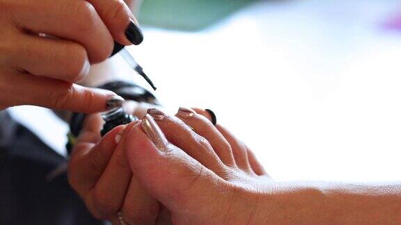 女人在美容院修脚趾甲