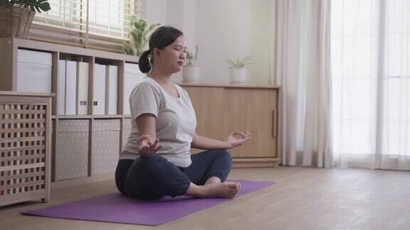 放松运动在家练习瑜伽