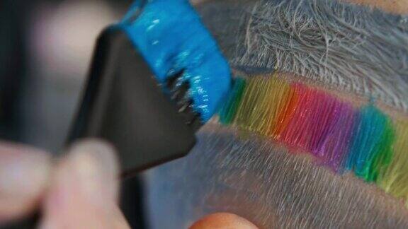 染发师用刷子把颜料涂在头发上短发太阳穴剃光头发上有装饰