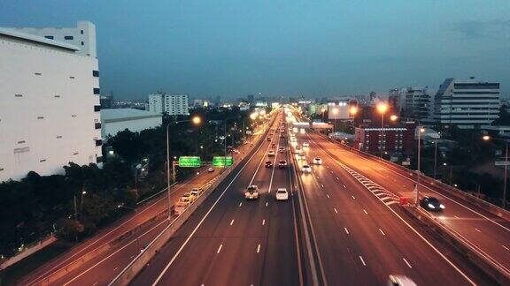 高速公路鸟瞰图城市交通繁忙夜间高速行驶