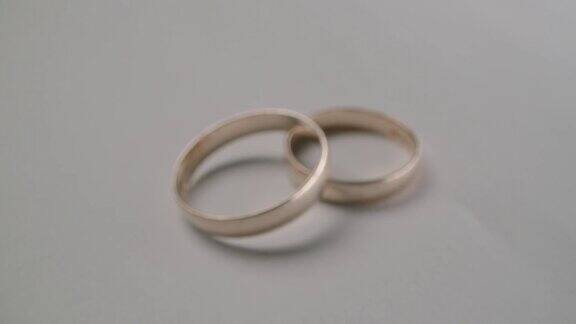 漂亮的结婚戒指给新娘和新郎