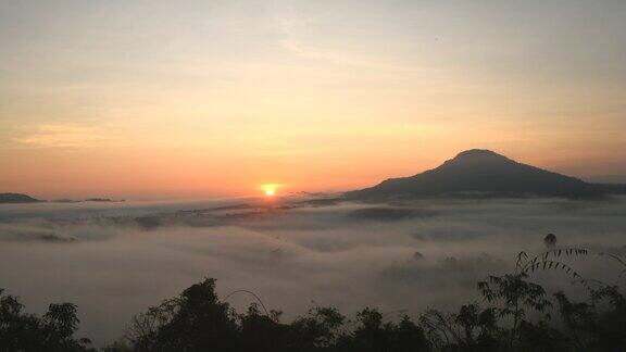 山上的薄雾伴随着日出