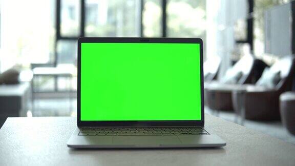 多莉拍摄的电脑笔记本电脑的绿色屏幕没有人
