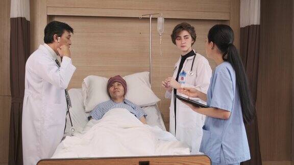 医生团队在医院病房的住院病房床上对一名男性患者进行健康检查